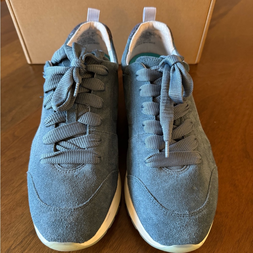 Munro Woman’s Blue Suede Lace Up Sneakers size 9W Flaw on Heel - Picture 3 of 10